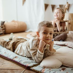 Bawełniany śpiworek do przedszkola dla chłopca w samochody