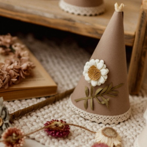 Beżowa czapeczka urodzinowa kwiaty retro