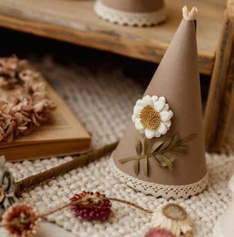 Beżowa czapeczka urodzinowa kwiaty retro