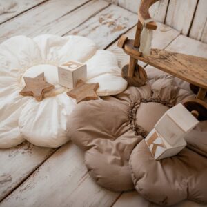 Beżowa mata kwiat 5 dywanik do zabawy dla dzieci boho