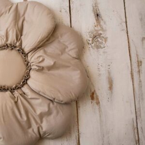 Beżowa mata kwiat 5 dywanik do zabawy dla dzieci boho