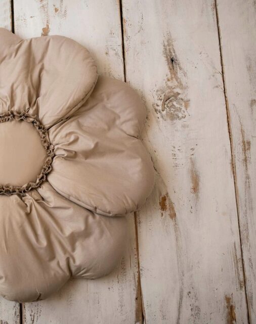 Beżowa mata kwiat 5 dywanik do zabawy dla dzieci boho