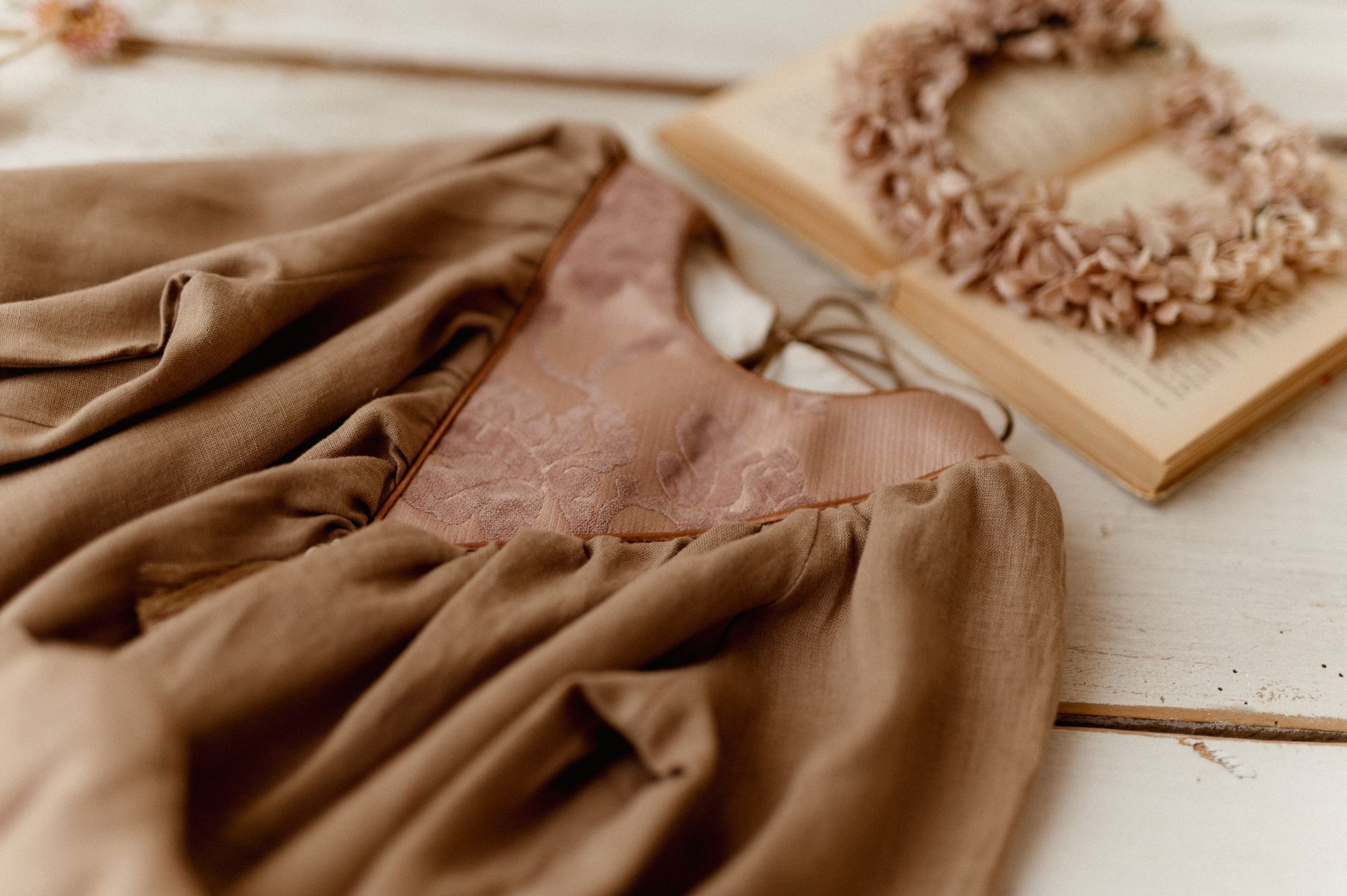 Beżowa sukienka lniana kwiaty żakard Marysia taupe 1-4 lat