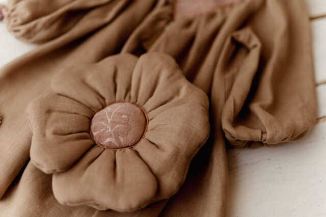 Beżowa vintage sukienka lniana damska kwiaty żakard Marysia taupe