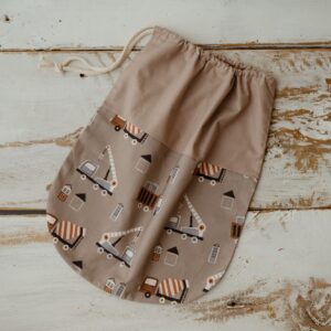 Beżowy woreczek do przedszkola na rzeczy zamienne i buciki auta