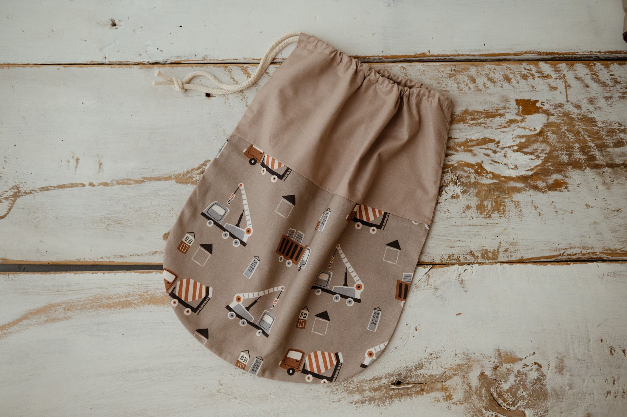 Beżowy woreczek do przedszkola na rzeczy zamienne i buciki auta