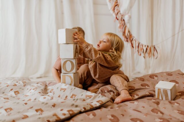 Beżowy kocyk bawełniany dla dzieci 3w1 jeżyki coffe junior