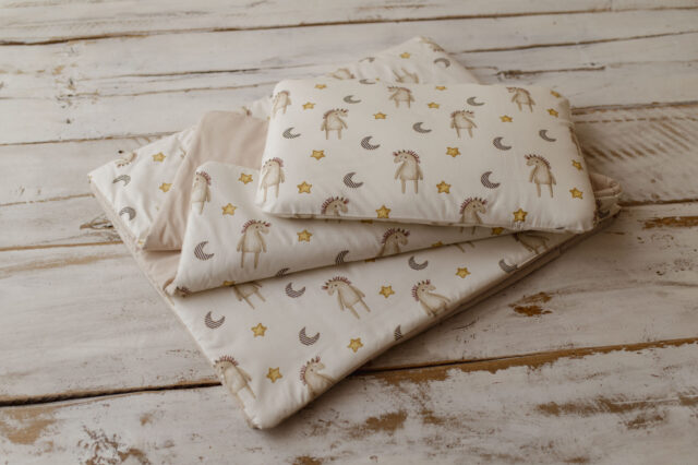 Beżowy kocyk do przedszkola 160×120 cm 3w1 z poduszką