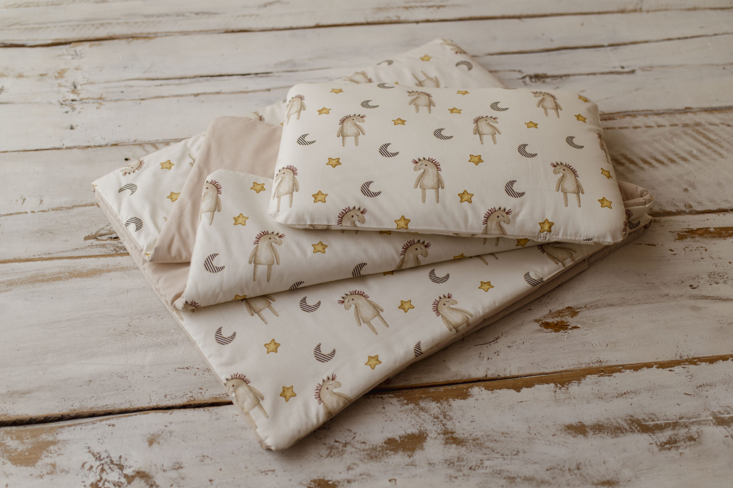 Beżowy kocyk do przedszkola 160×120 cm 3w1 z poduszką