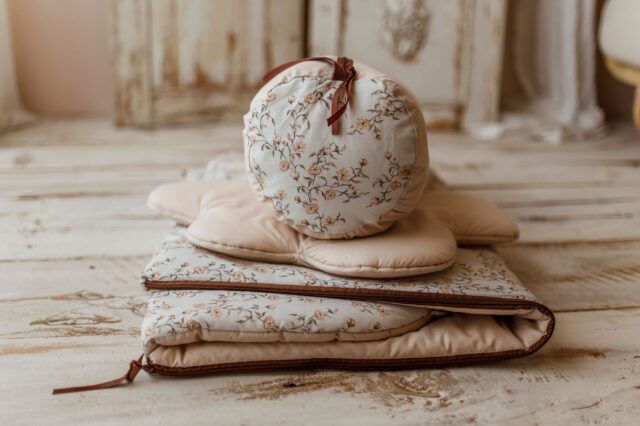 Beżowy śpiworek do przedszkola dla dziewczynki róże