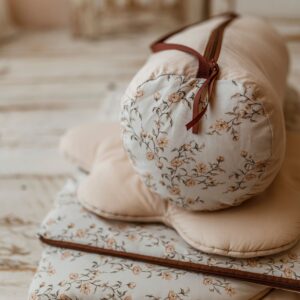 Beżowy śpiworek do przedszkola dla dziewczynki róże