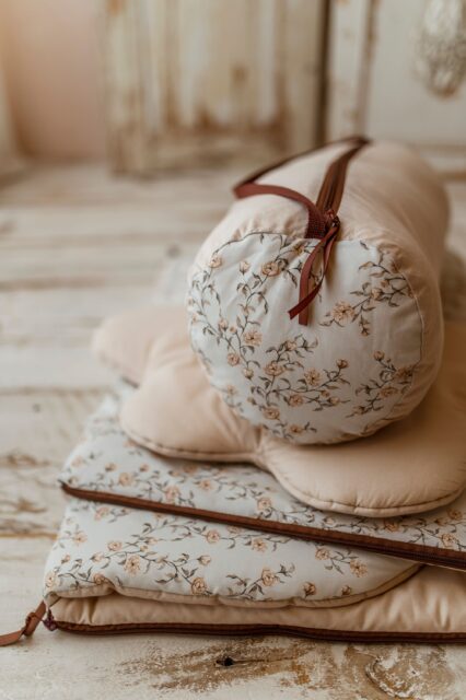 Beżowy śpiworek do przedszkola dla dziewczynki róże