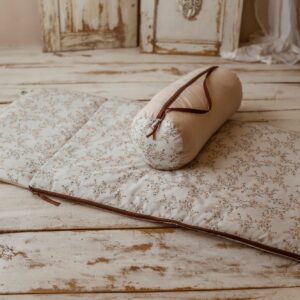 Beżowy śpiworek do przedszkola dla dziewczynki róże