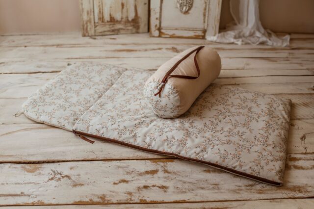 Beżowy śpiworek do przedszkola dla dziewczynki róże