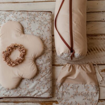 Beżowy śpiworek do przedszkola dla dziewczynki róże