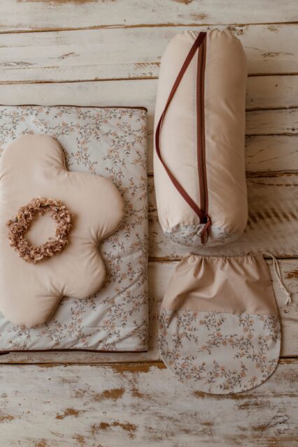 Beżowy śpiworek do przedszkola dla dziewczynki róże