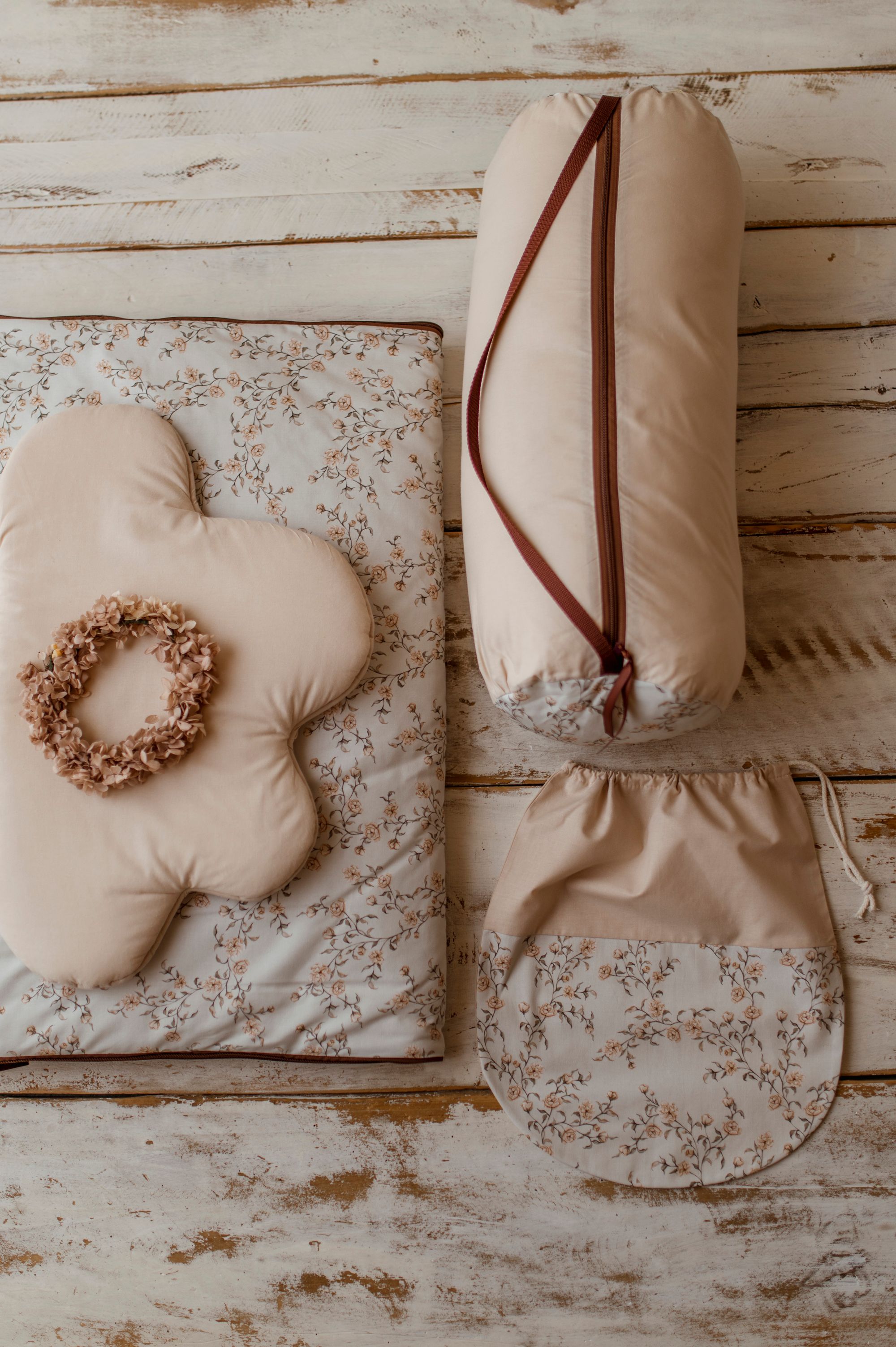 Beżowy śpiworek do przedszkola dla dziewczynki róże