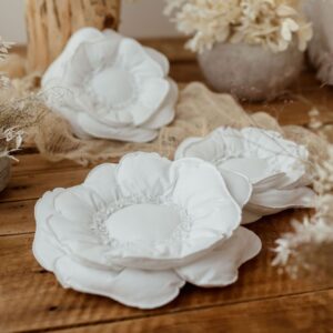 Biała poduszka dekoracyjna kwiat 30×30cm