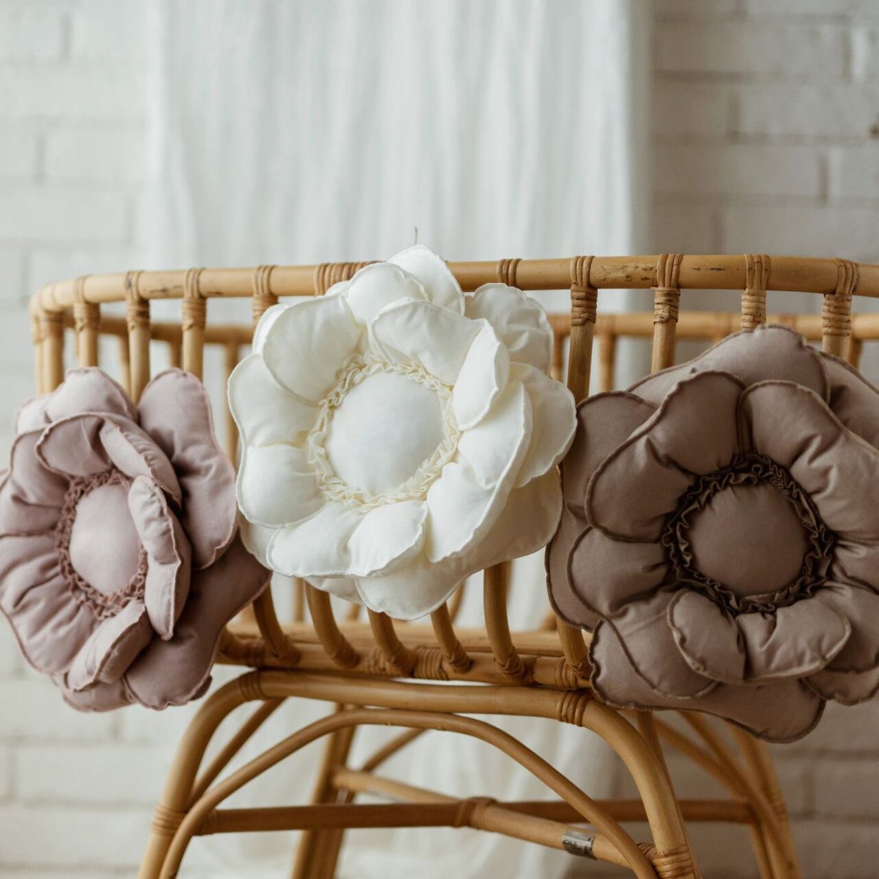 Biała poduszka dekoracyjna kwiat 30×30cm