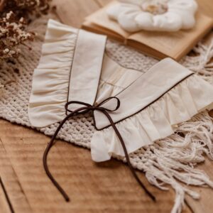 Biały kołnierzyk damski zawiązywany lniany z falbanką Antonina milk