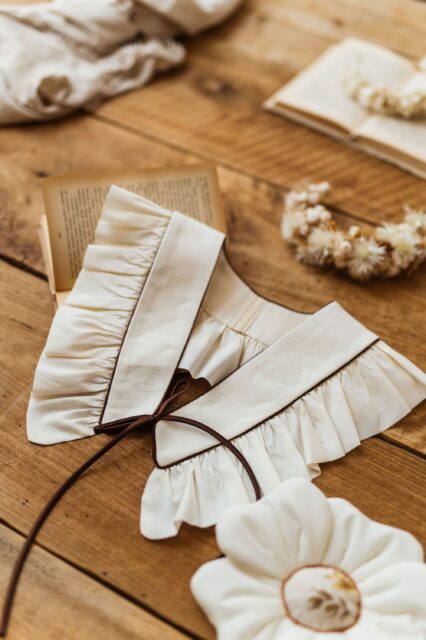 Biały zawiązywany kołnierzyk lniany dla dziecka Antonina milk