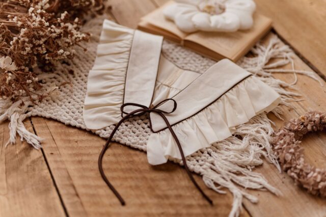 Biały zawiązywany kołnierzyk lniany dla dziecka Antonina milk