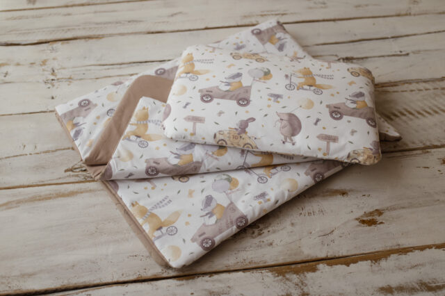 Brązowy kocyk do przedszkola z poduszką i workiem 160×120