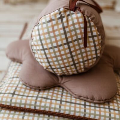 Brązowy śpiworek do przedszkola 140×75cm w kratkę