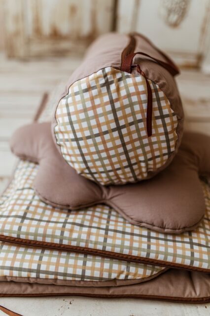 Brązowy śpiworek do przedszkola 140×75cm w kratkę