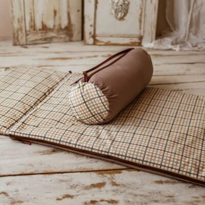 Brązowy śpiworek do przedszkola 140×75cm w kratkę