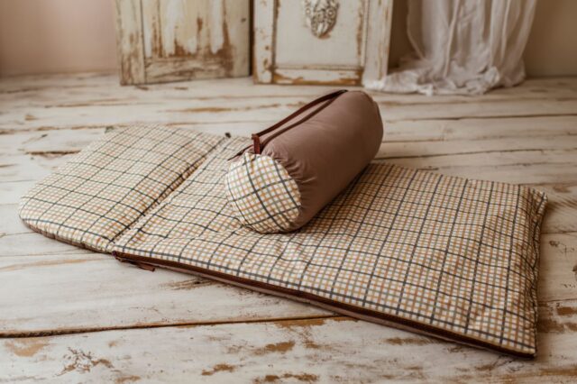 Brązowy śpiworek do przedszkola 140×75cm w kratkę