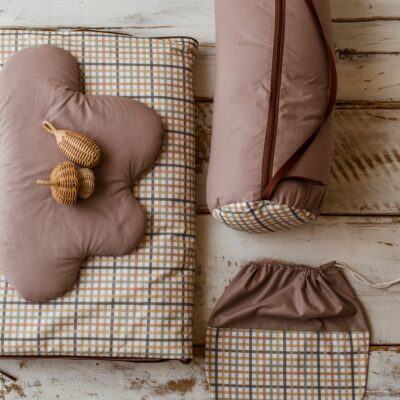 Brązowy śpiworek do przedszkola 140×75cm w kratkę