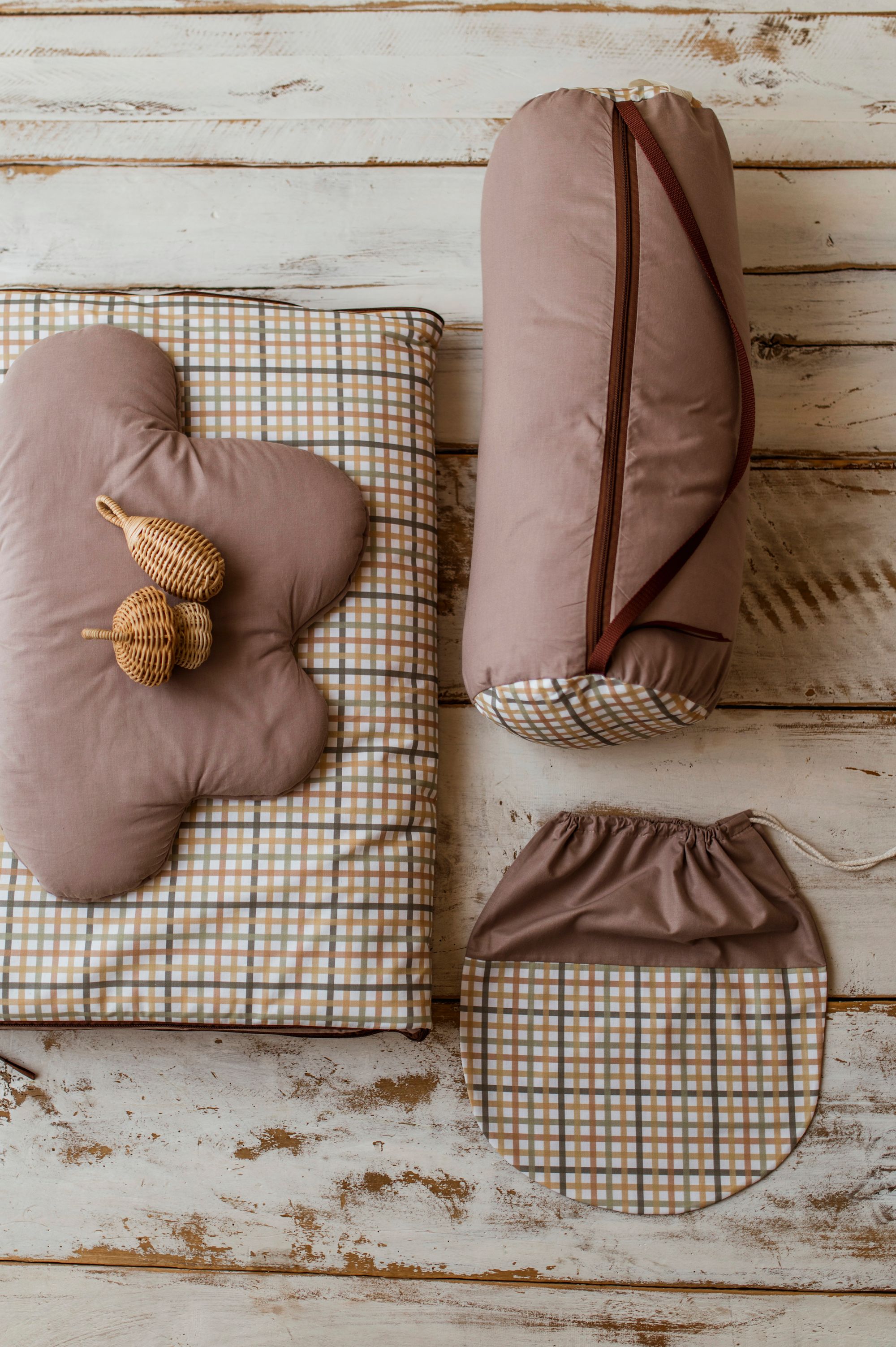 Brązowy śpiworek do przedszkola 140×75cm w kratkę