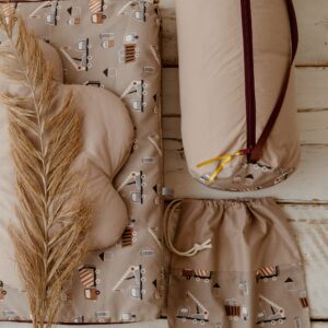 Brązowy śpiworek do przedszkola dla chłopca autka