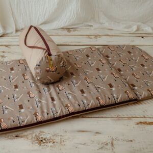 Brązowy śpiworek do przedszkola dla chłopca autka