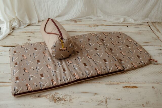 Brązowy śpiworek do przedszkola dla chłopca autka