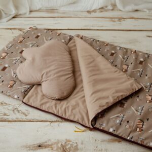 Brązowy śpiworek do przedszkola dla chłopca autka