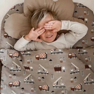 Brązowy śpiworek do przedszkola dla chłopca autka