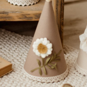 Czapeczka urodzinowa beż boho kwiaty