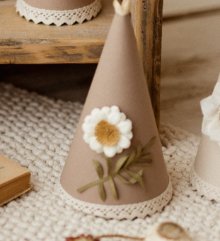 Czapeczka urodzinowa beż boho kwiaty