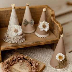 Czapeczka urodzinowa beż boho kwiaty