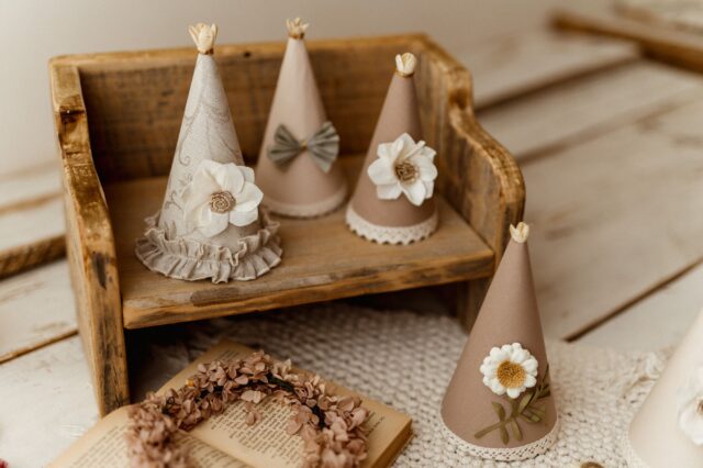 Czapeczka urodzinowa beż boho kwiaty