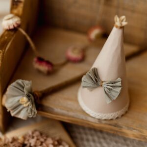 Czapeczka urodzinowa boho hand made natural beż z kokardką