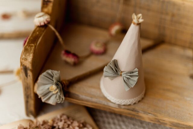 Czapeczka urodzinowa boho hand made natural beż z kokardką