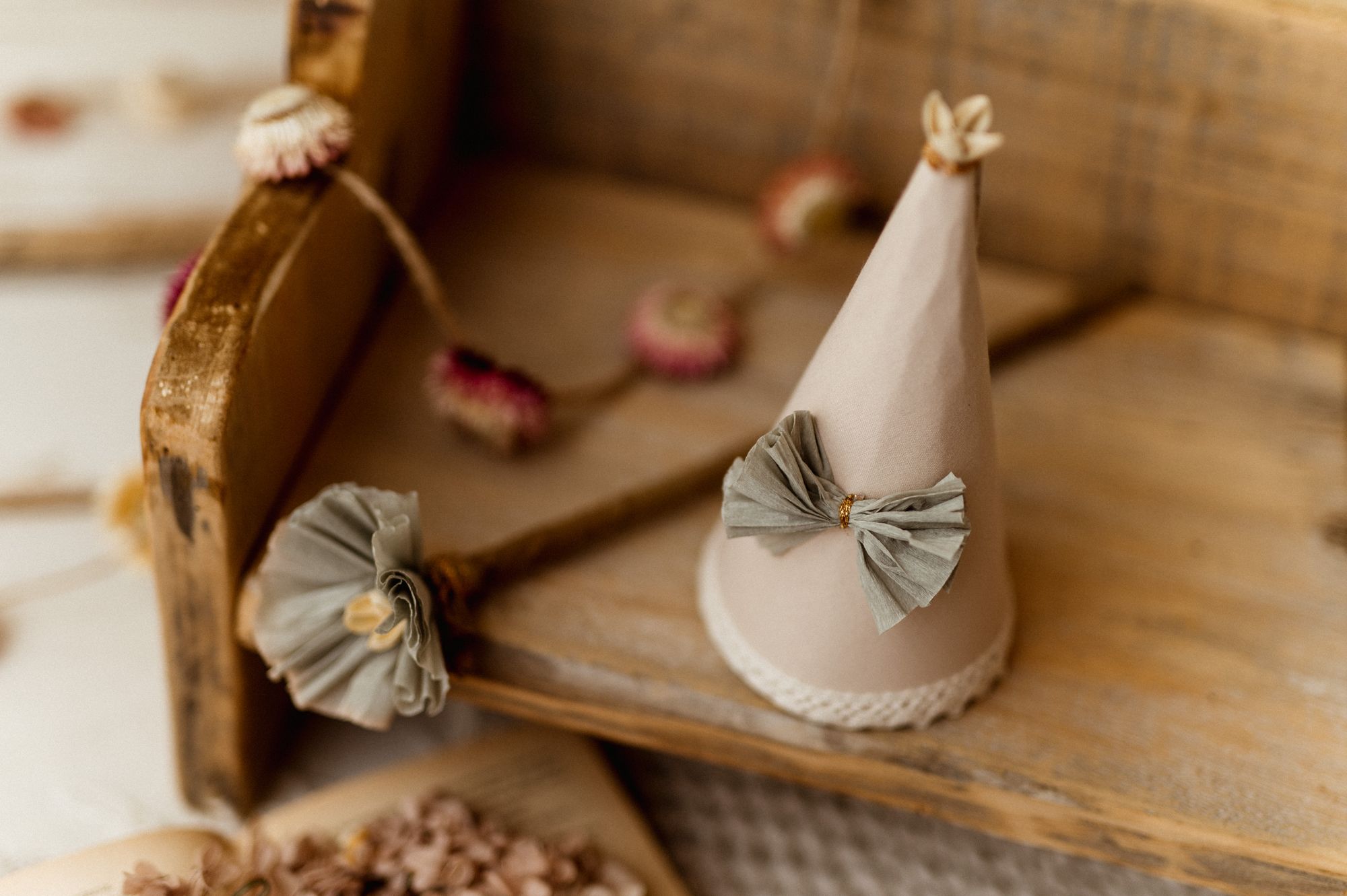 Czapeczka urodzinowa boho hand made natural beż z kokardką