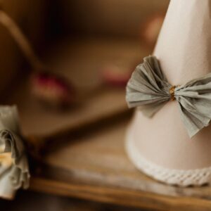 Czapeczka urodzinowa boho hand made natural beż z kokardką