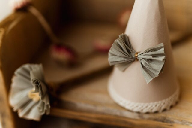 Czapeczka urodzinowa boho hand made natural beż z kokardką