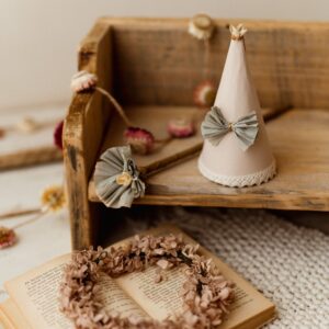 Czapeczka urodzinowa boho hand made natural beż z kokardką