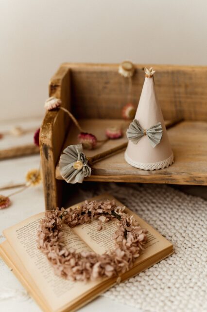 Czapeczka urodzinowa boho hand made natural beż z kokardką