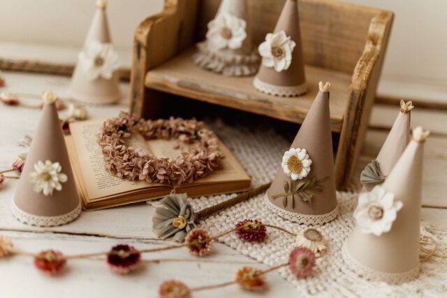 Czapeczka urodzinowa boho hand made natural beż z kokardką